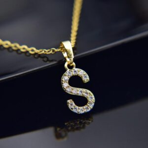 Colar Feminino com Letra em Zircônia – Banho Dourado Elegante | Estilo Fashion & Minimalista