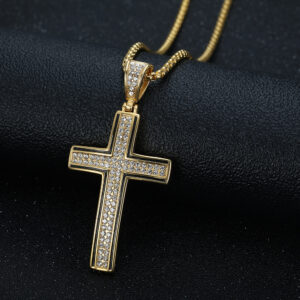 Colar Cruz Ice Hip Hop – Aço Inoxidável com Banho de Ouro e Cravejamento Total em Zircônias